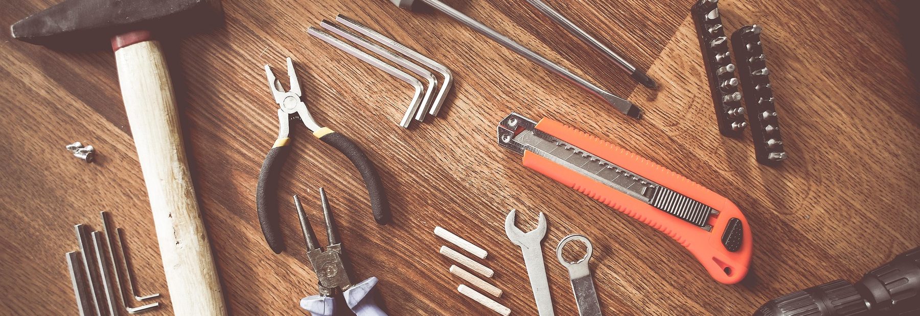 Outils de chantier disposés sur un plan de travail en bois